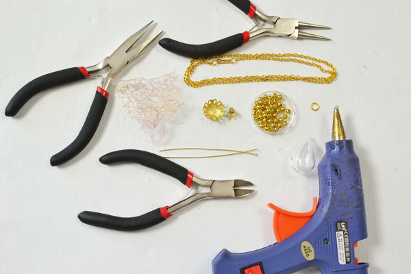 Necklace Making for Beginners – Instructions on a Long Gold Chain Necklace with Pendent tools