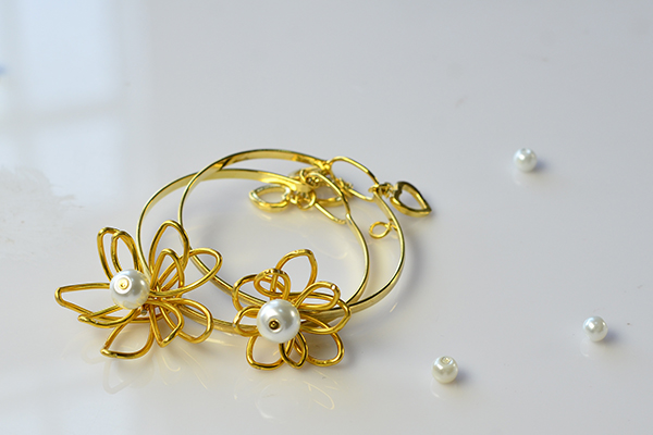 how-to-craft-simple-wire-wrapped-flower-bangle-bracelets-3